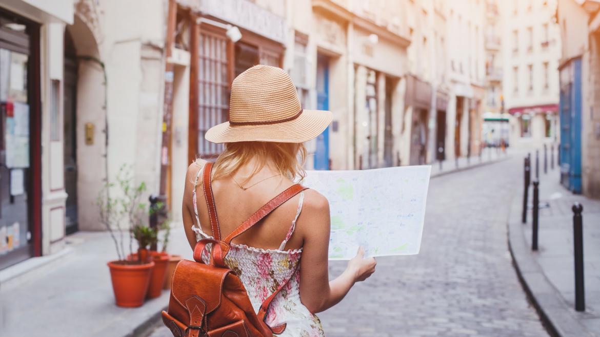 Una turista de espaldas con un mapa