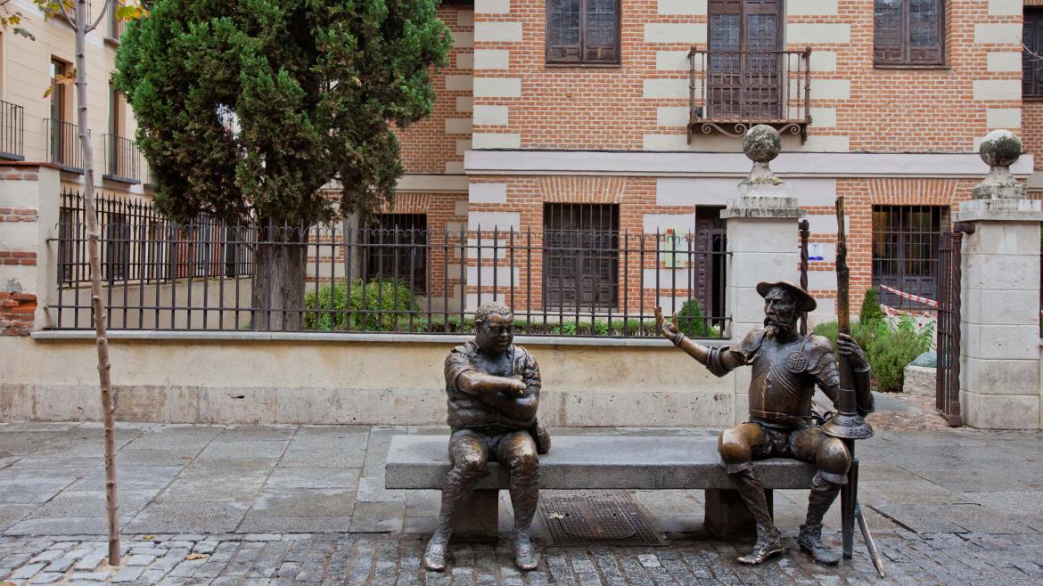 El banco de entrada con la estatua de El Quijote a las puertas de la Casa Museo