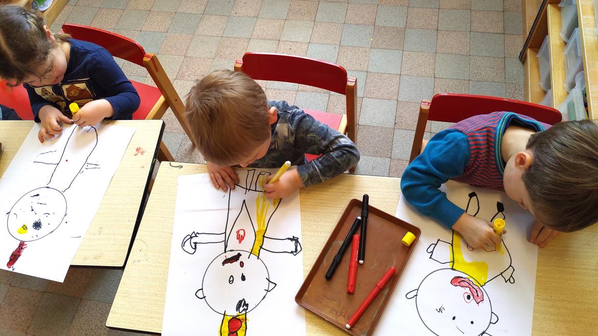 Unos niños de tres años dibujando