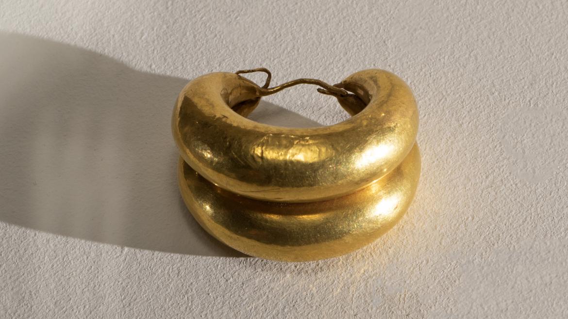 Un pendiente de oro de la civilización