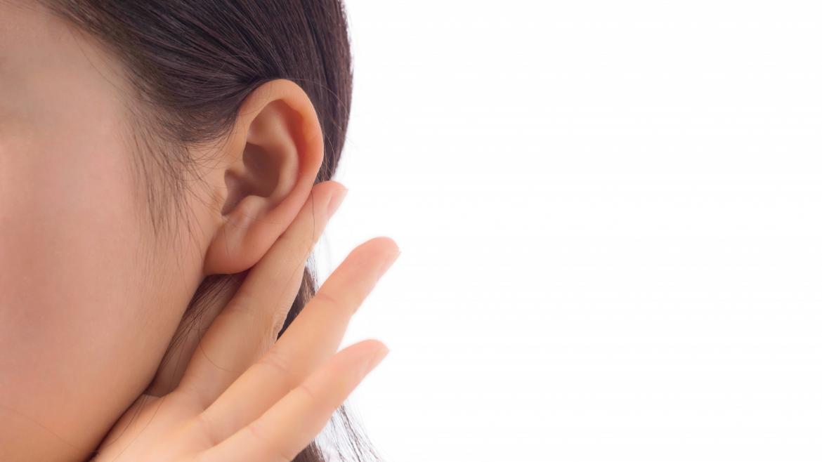 Imagen de freepik: <a href="https://www.freepik.es/fotos/escuchar">Foto de escuchar creado por evening_tao - www.freepik.es</a> Mujer pone mano cerca de su oído