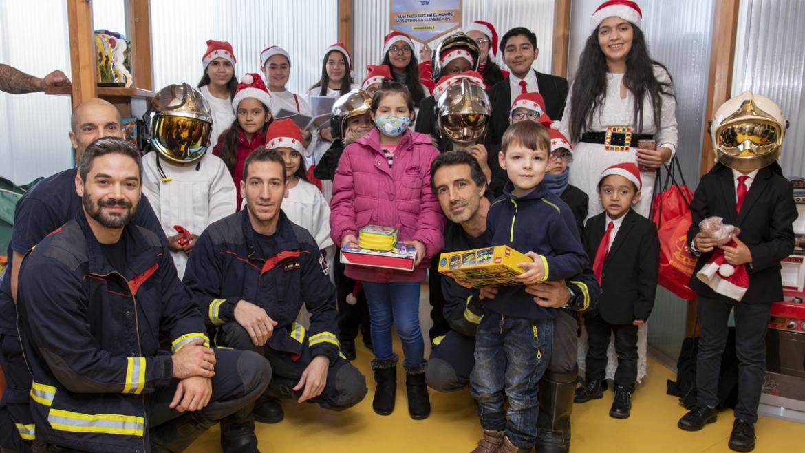 Visita navideña de los Bomberos a los niños ingresados en el Hospital de Getafe Bomberos de Getafe visitan el Hospital por Navidad