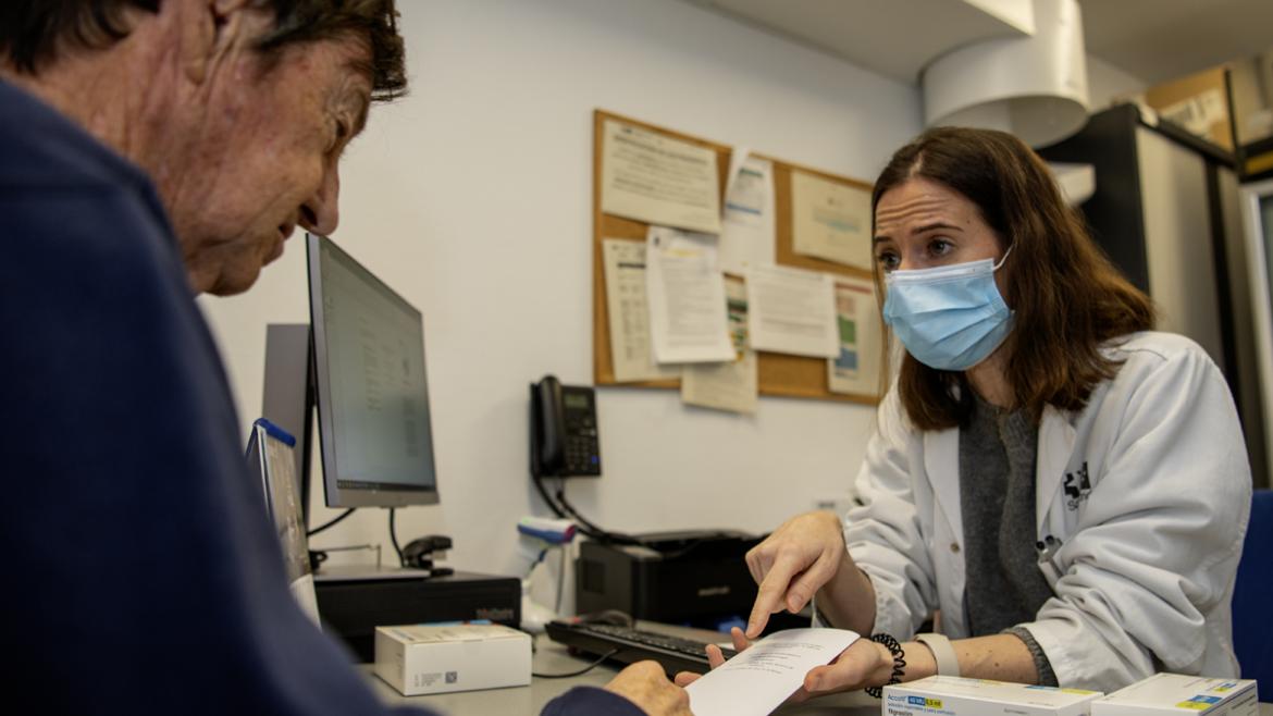 Consulta Servicio de Farmacia paciente y farmacéutico explicando información sobre medicamentos
