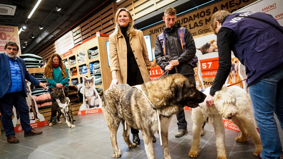 La consejera Paloma Martín con un perrito 