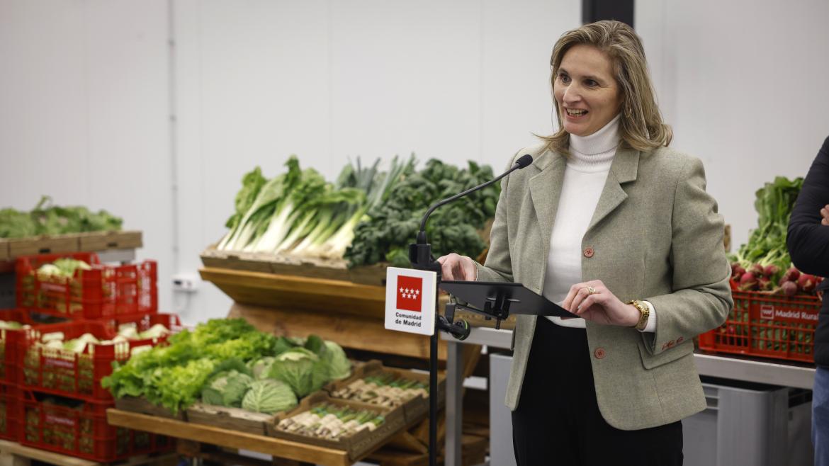 La consejera durante su intervención rodeada de verduras y hortalizas