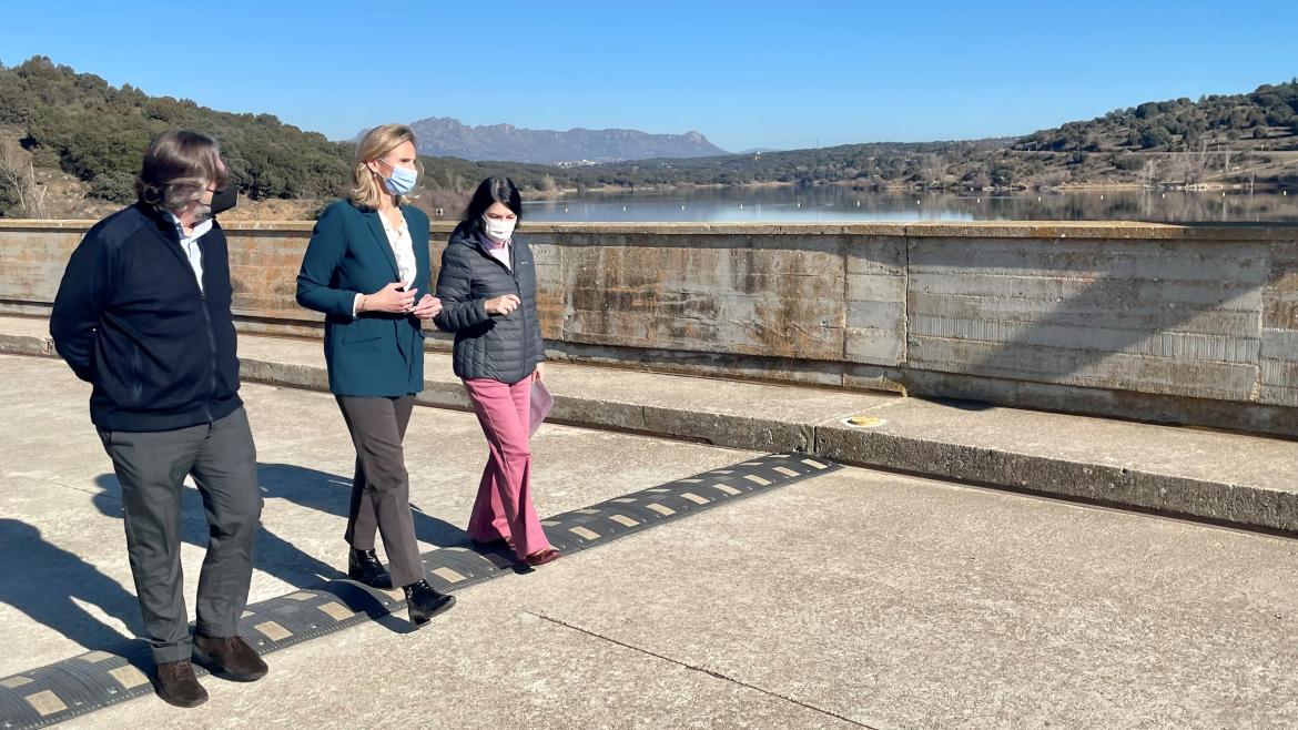 La consejera camina por los alrededores de la presa