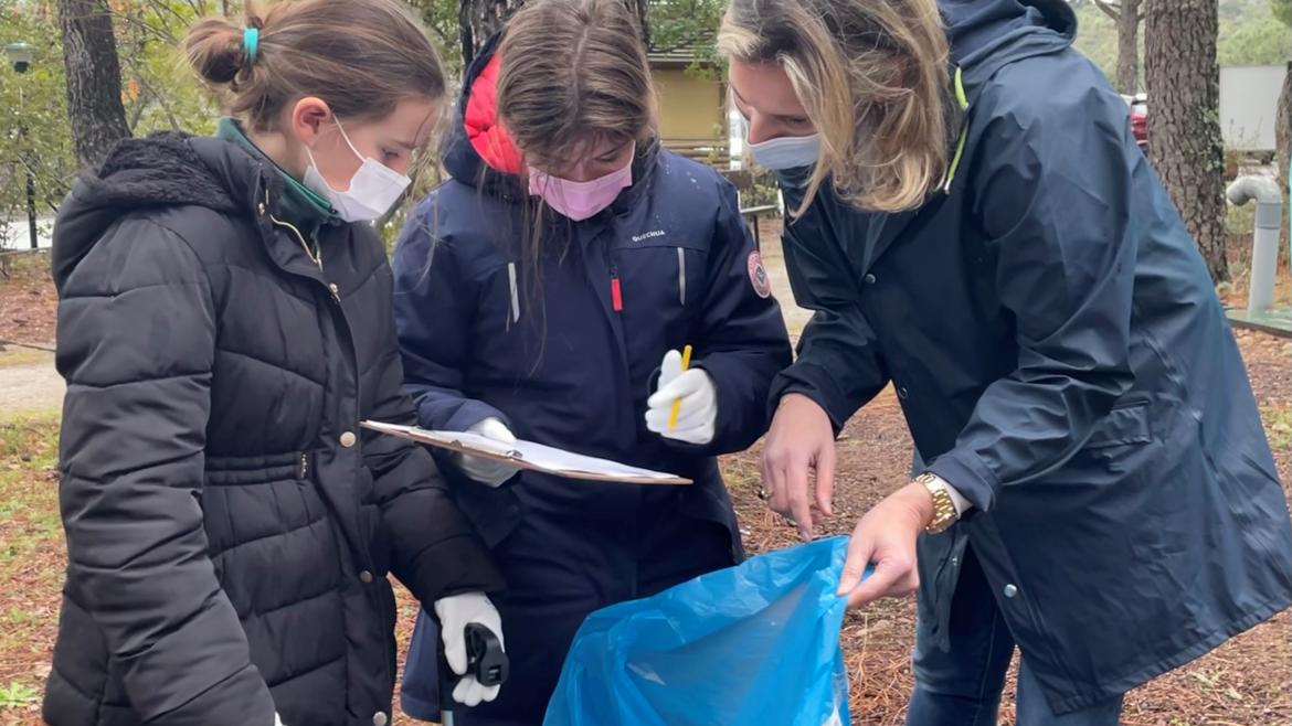 La consejera de Medio Ambiente, Paloma Martín, presenta el Proyecto LIBERA La consejera, junto a dos niñas, revisan los residuos de una bolsa azul