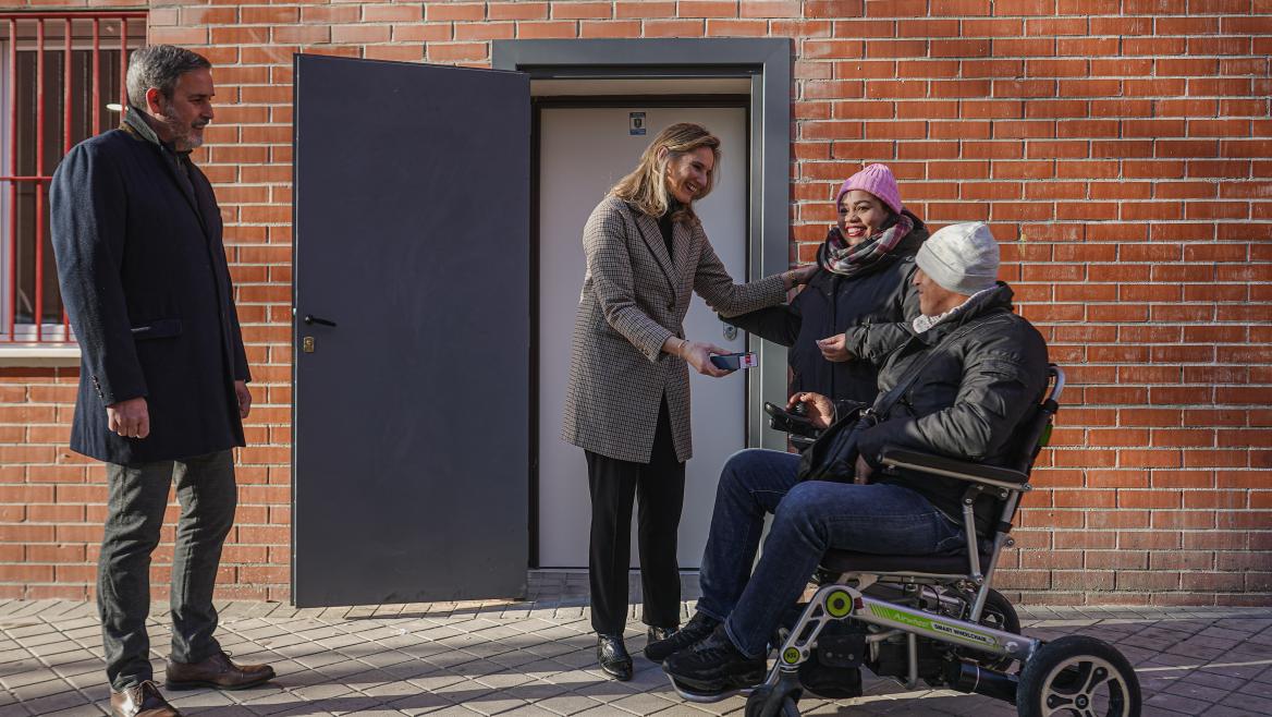 La consejera Paloma Martín saluda a dos de las personas que van a vivir en el espacio