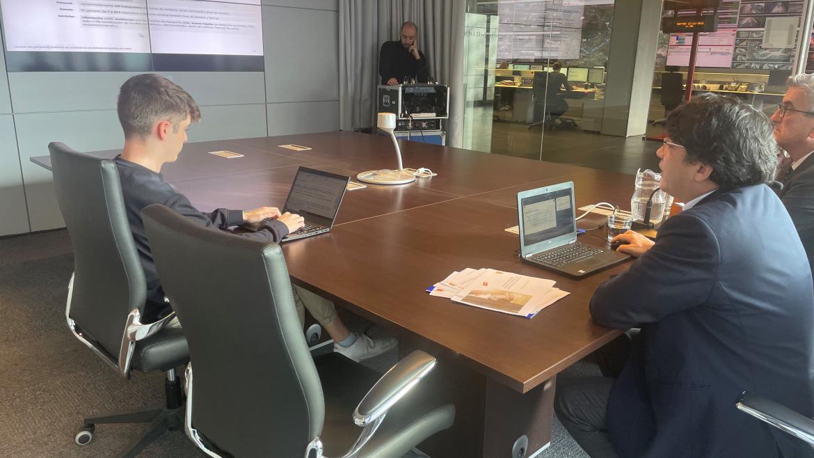 El consejero David Pérez reunido con el equipo
