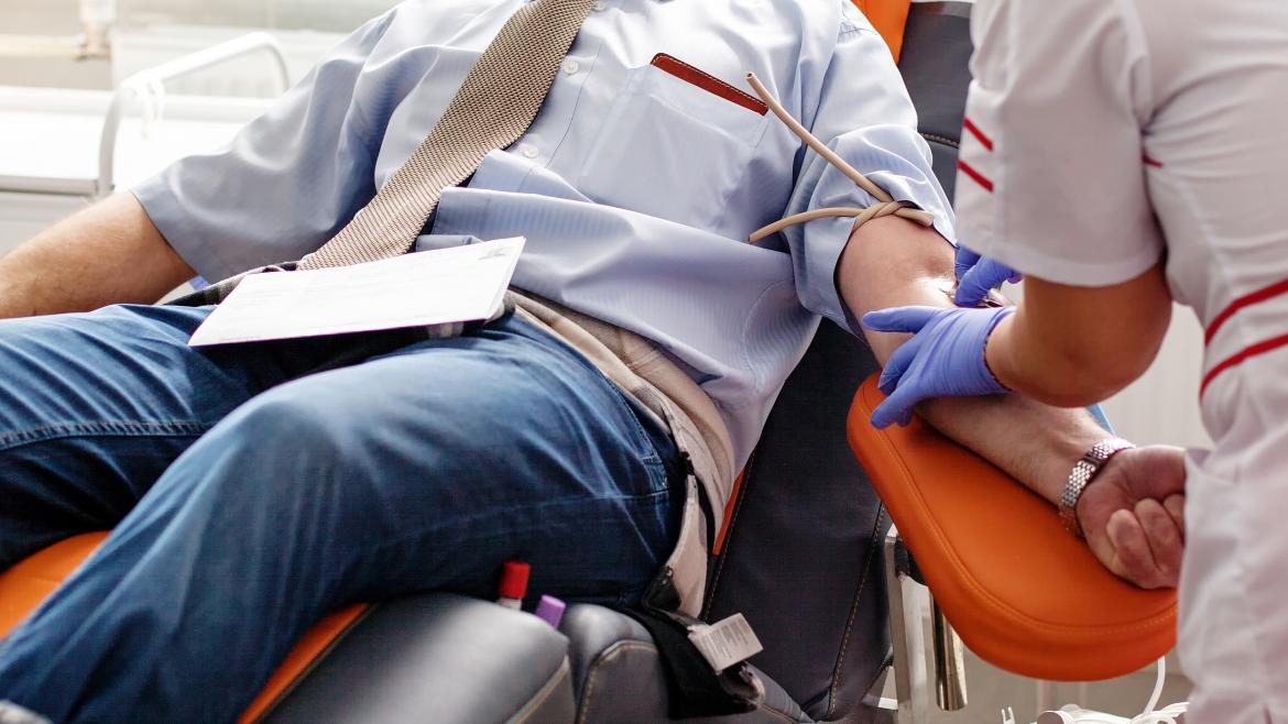 Una persona donando plasma