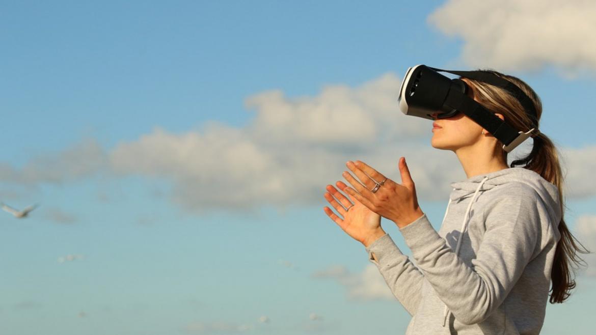 La imagen de una mujer viendo realidad virtual