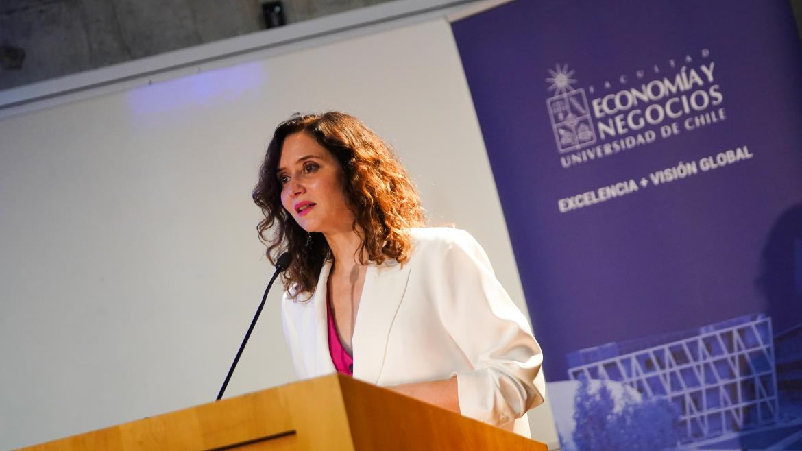 Díaz Ayuso ofrece en Chile la alta capacidad de los proyectos de las universidades y escuelas de negocio de la Comunidad de Madrid La presidenta Isabel Díaz Ayuso en la Universidad de Chile