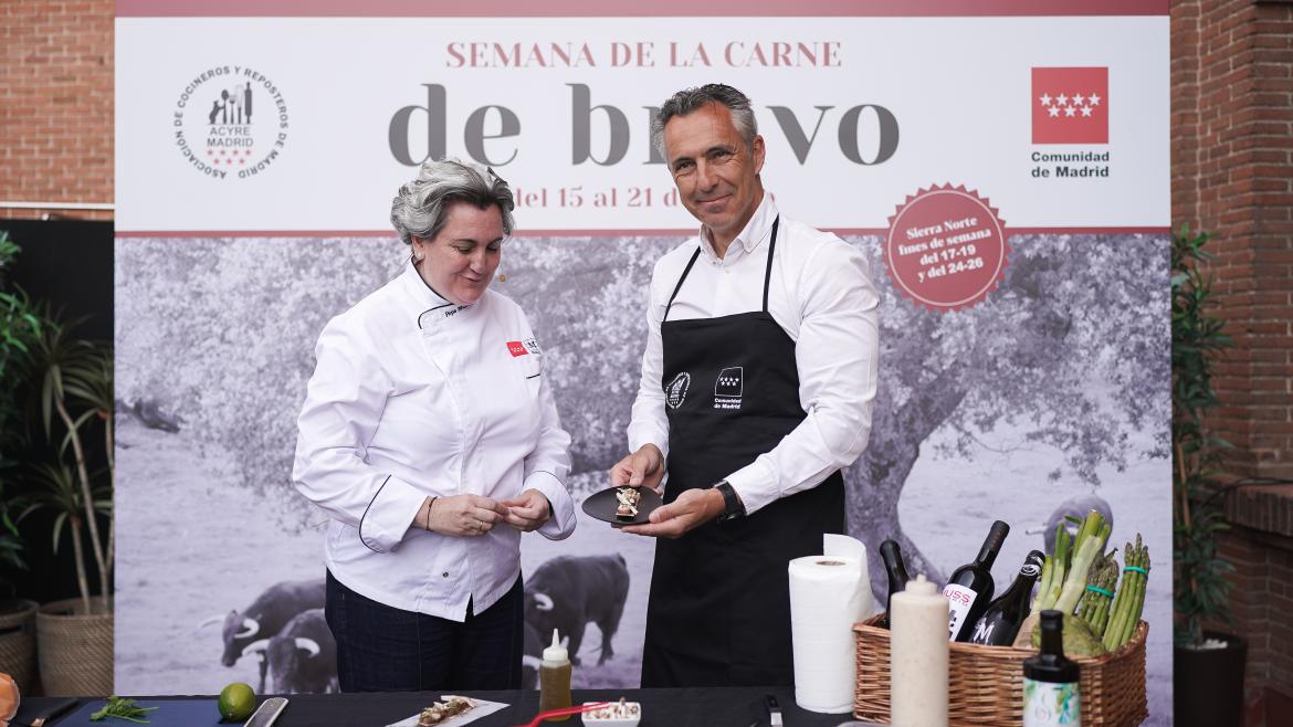 El consejero Carlos Novillo con la cocinera Pepa Muñoz