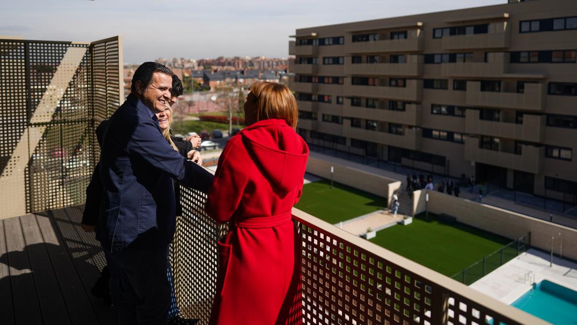 Imagen del artículo La Comunidad de Madrid entrega en Alcorcón las llaves de las primeras 140 viviendas de alquiler a precio asequible del Plan Vive
