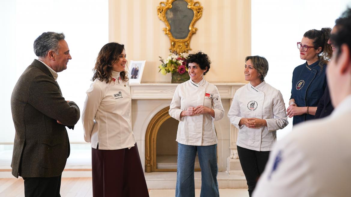 Imagen del artículo Díaz Ayuso, distinguida con la chaquetilla de Embajadora de la Mujer en la Gastronomía