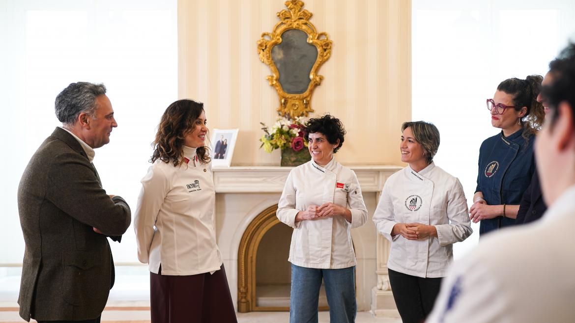 Imagen del artículo Díaz Ayuso, distinguida con la chaquetilla de Embajadora de la Mujer en la Gastronomía