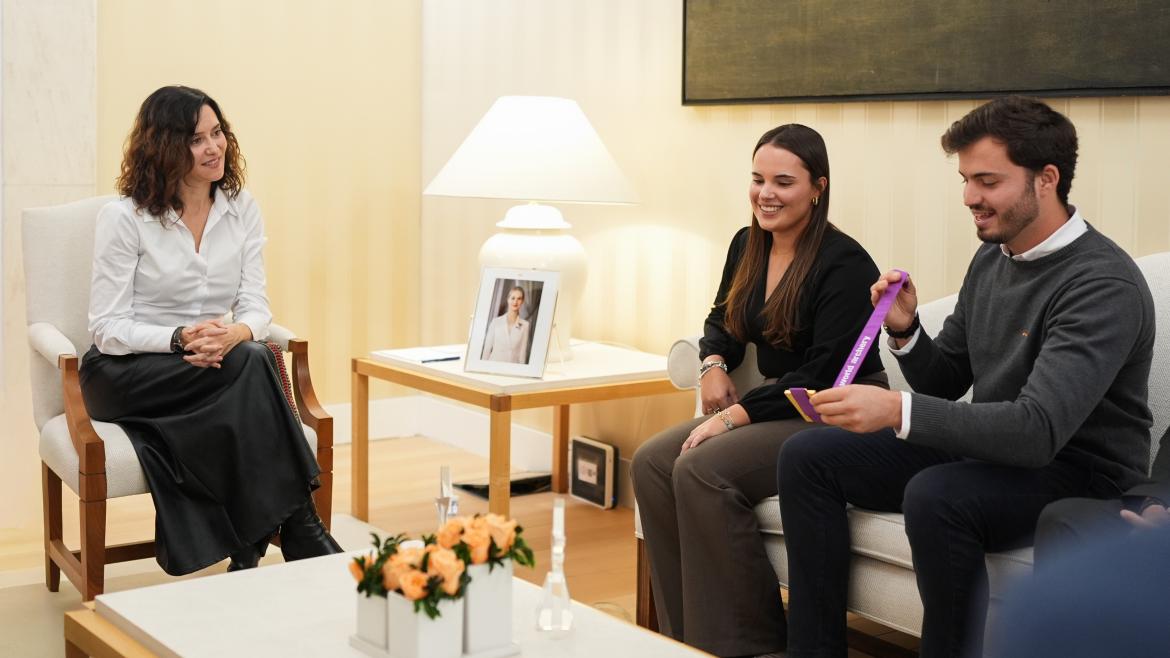 Díaz Ayuso recibe en la Real Casa de Correos a los campeones del mundo de tiro con arco Elia Canales y Andrés Temiño La presidenta Isabel Díaz Ayuso