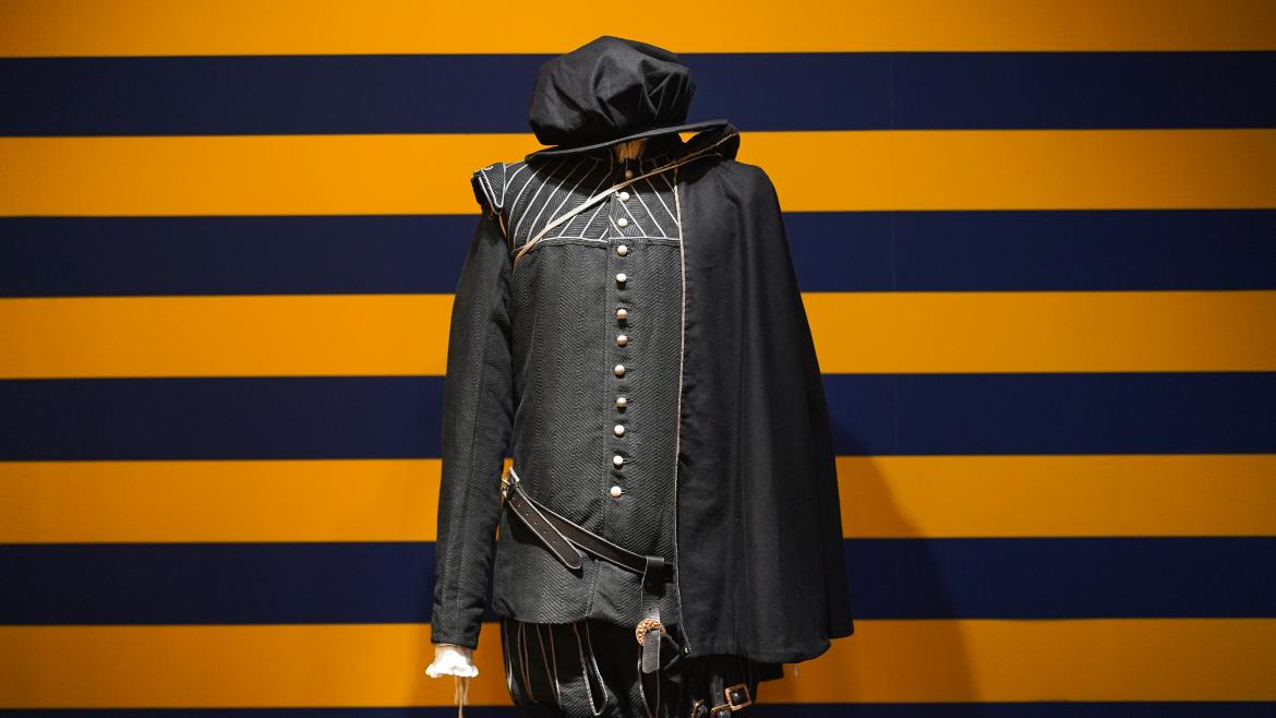 Una vestimenta en un fondo naranja