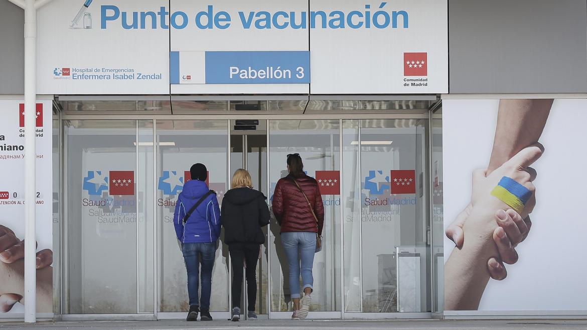 Tres personas entrando al hospital