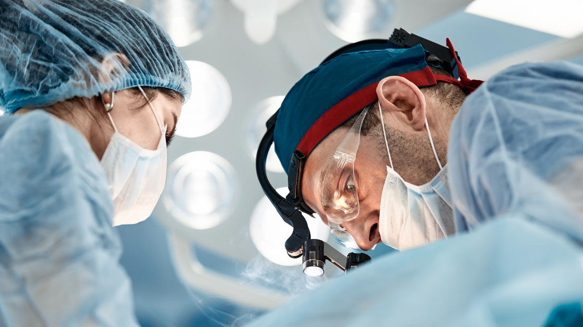 Unos médicos operando en un quirófano con sus gafas y mascarillas