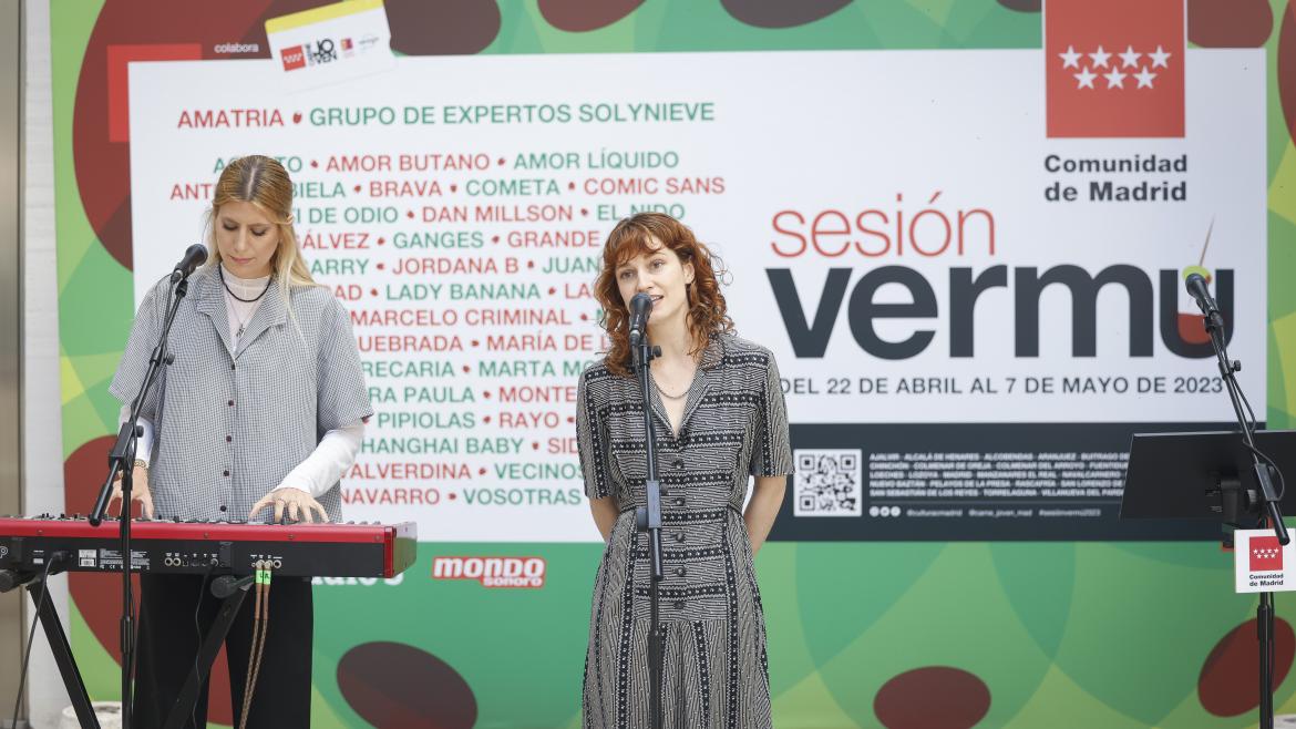 Dos de las cantantes durante la actuación