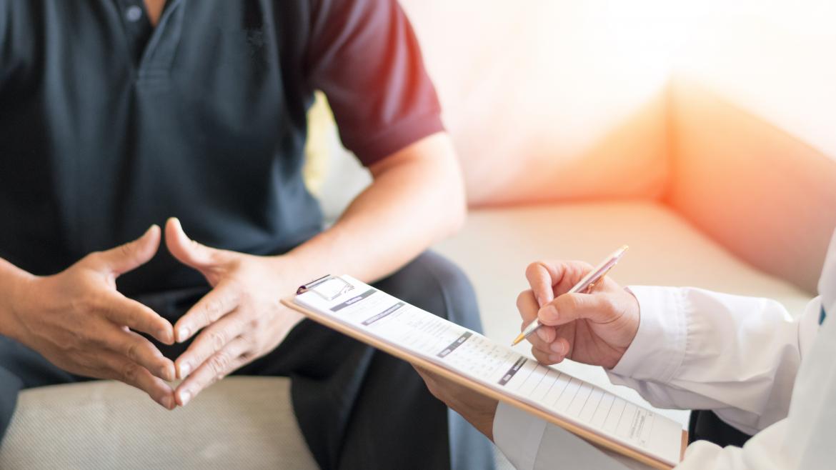 La Comunidad de Madrid lanza una campaña informativa para concienciar a los jóvenes sobre una sexualidad responsable Una persona conversando con un médico
