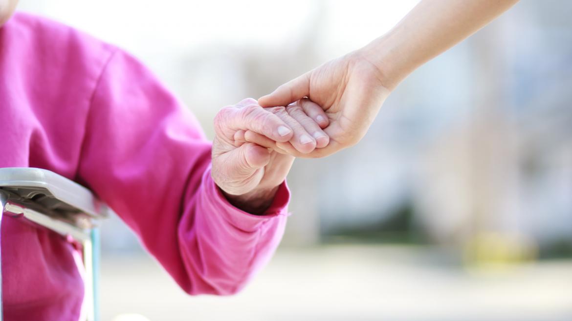 Persona dando la mano a otra