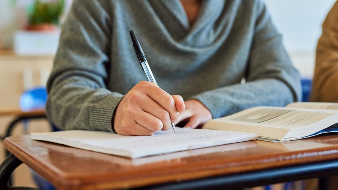 Alumno estudiando