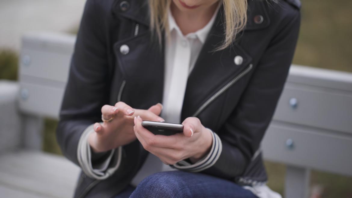 Chica buscando trabajo online