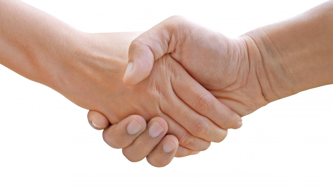 Dos personas se dan la mano