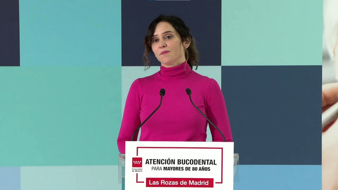 Isabel Díaz Aysuo îmbrăcată într-un pulover roz
