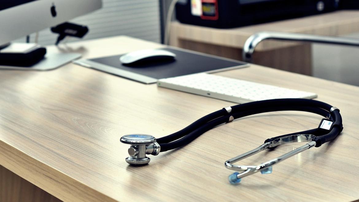 Mesa de médico con estetoscopio encima