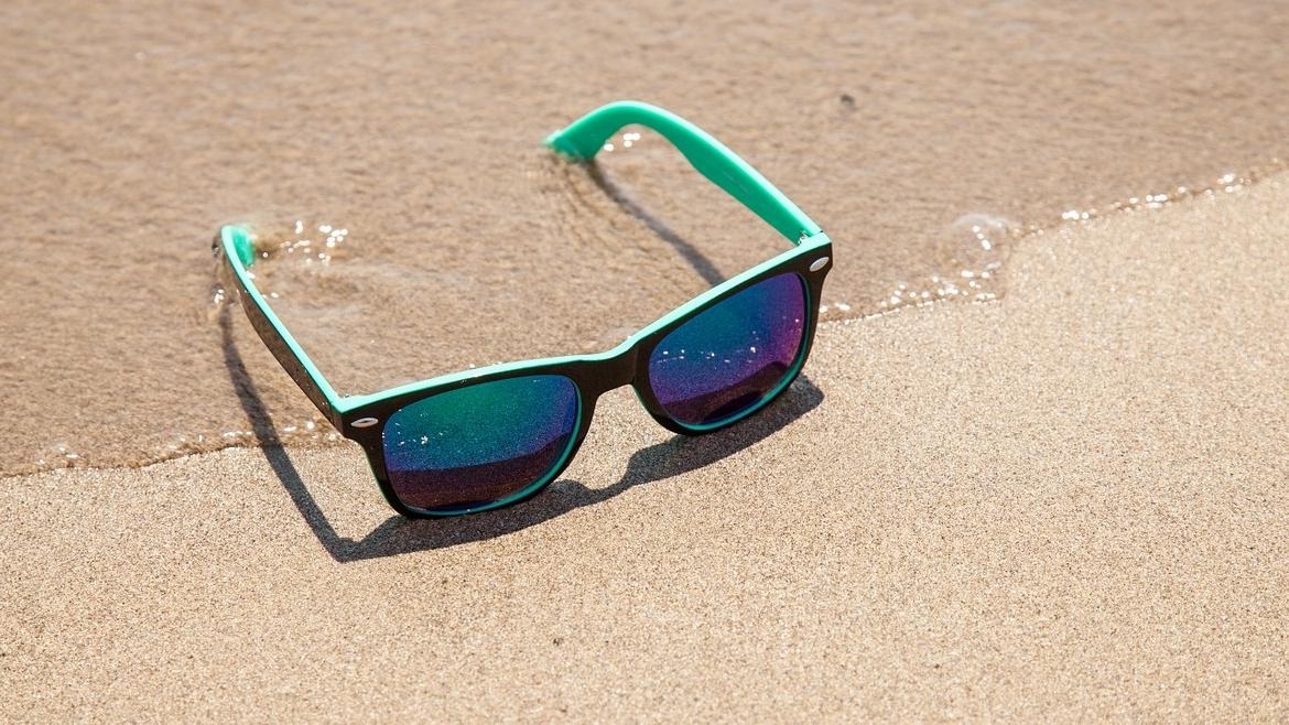 La mejor forma para limpiar tus gafas de sol este verano - Divinity