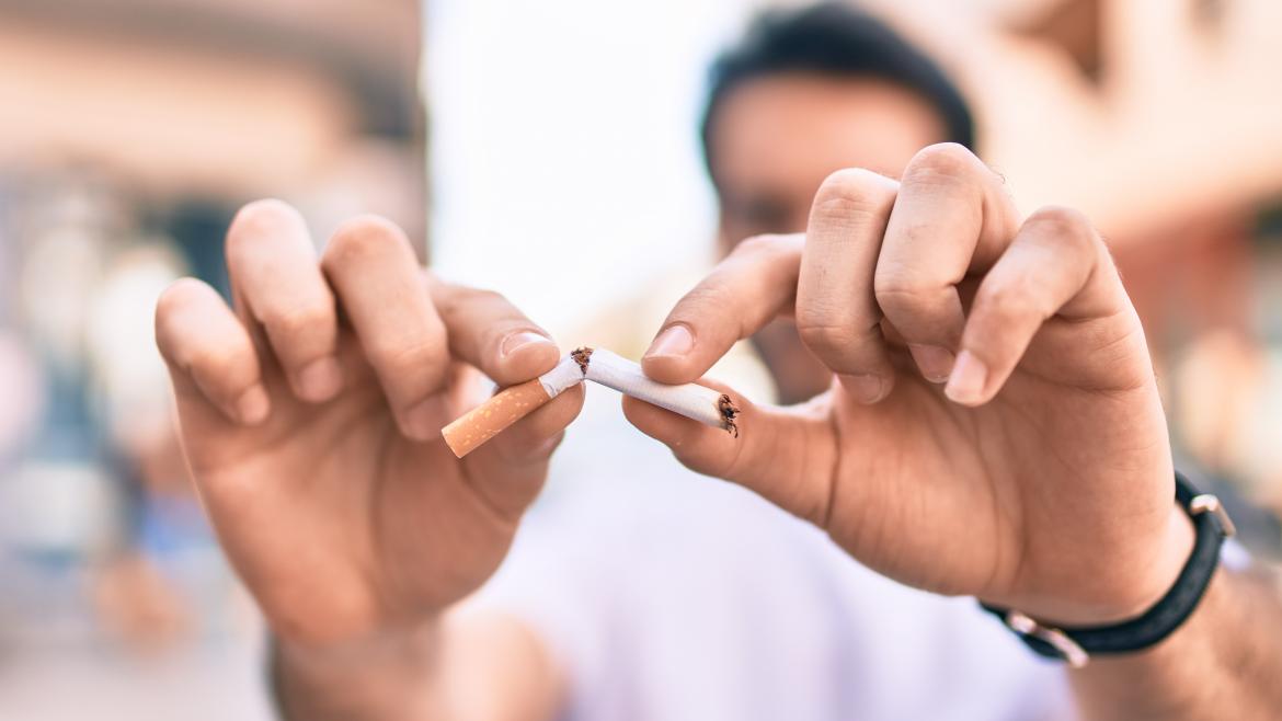 Un joven rompiendo un tabaco