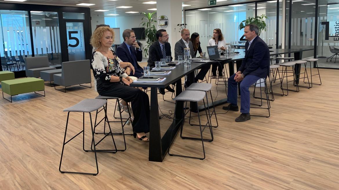 El consejero Javier Lasquetty durante la reunión