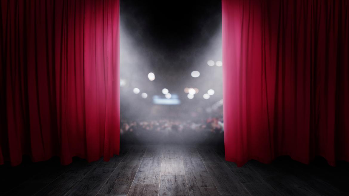 Una cortina de un escenario de teatro se abre
