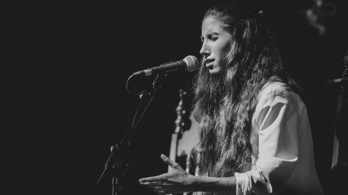 La cantaora Teresa Hernández de perfil cantando