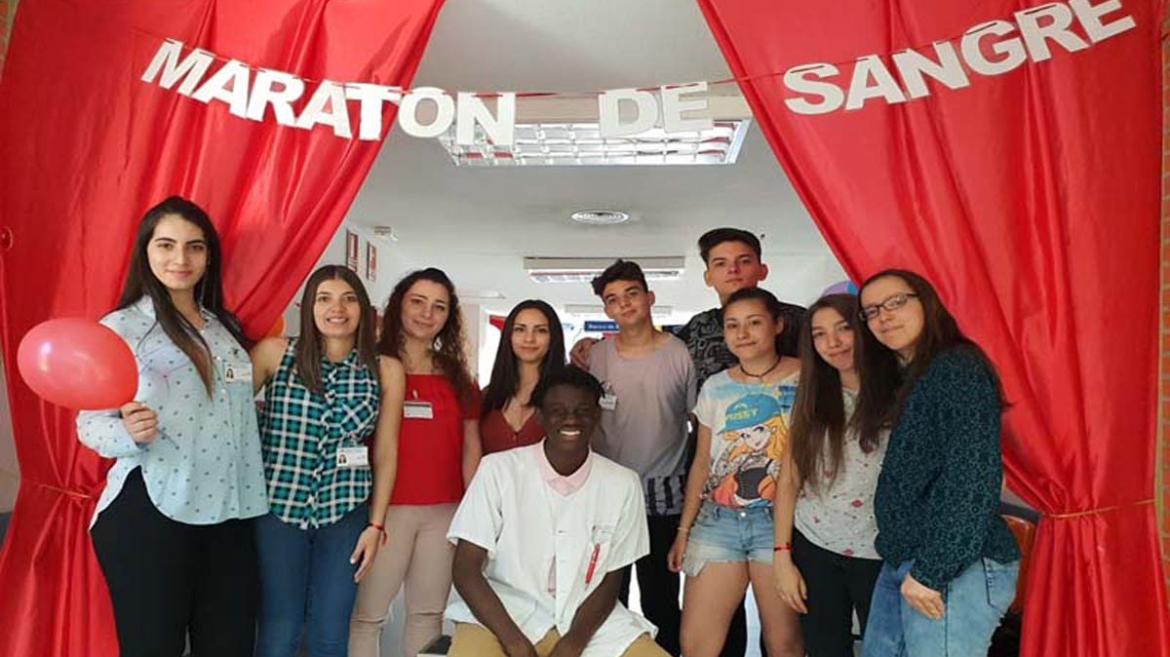 "todosConLaGotaRoja" Donantes de sangre y profesionales del Hospital Severo Ocha durante el maraton de donación de sangre 2018