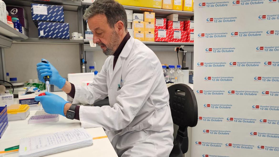 Luis Álvarez-Vallina en su laboratorio Profesional sanitario con bata blanca sentado con una pipeta en laboratorio