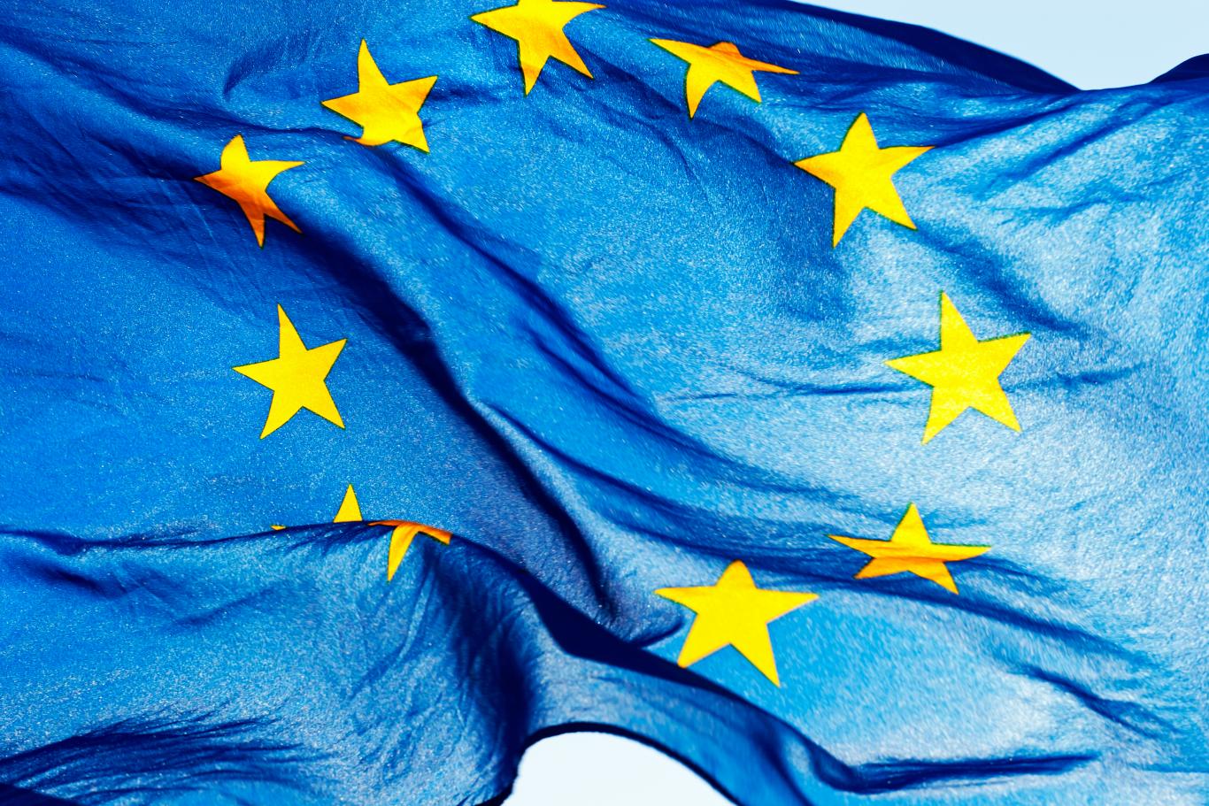 Bandera de la Unión Europea ondeando al viento