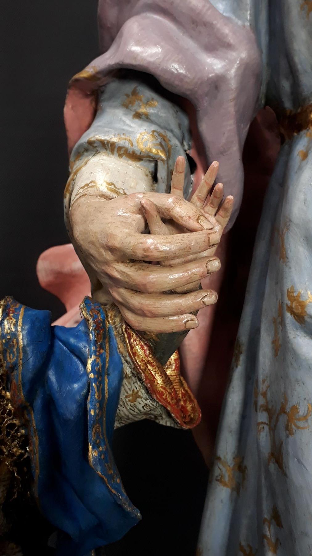 manos de una escultura policromadas