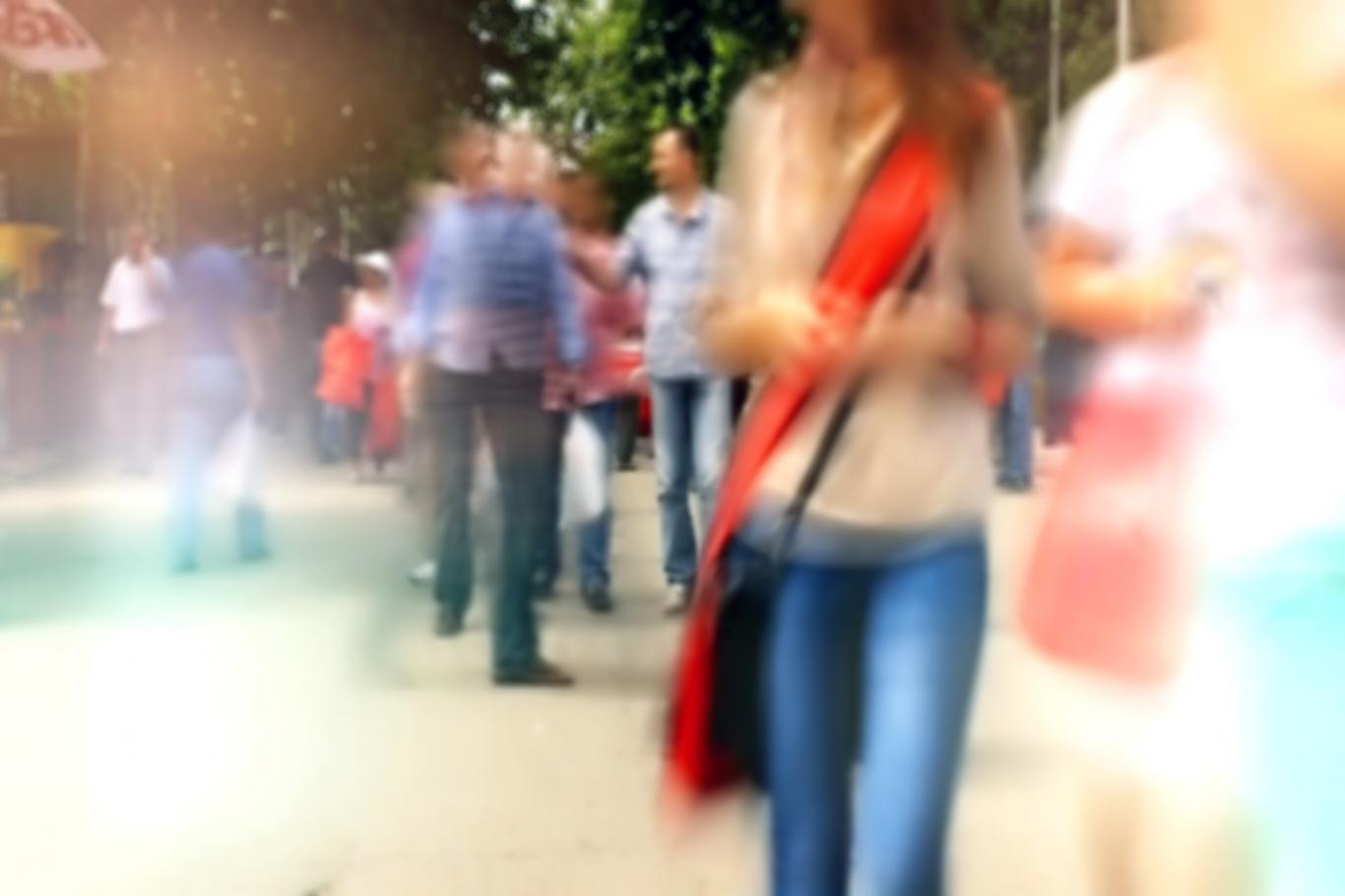 Personas paseando por un parque, con árboles a los lados