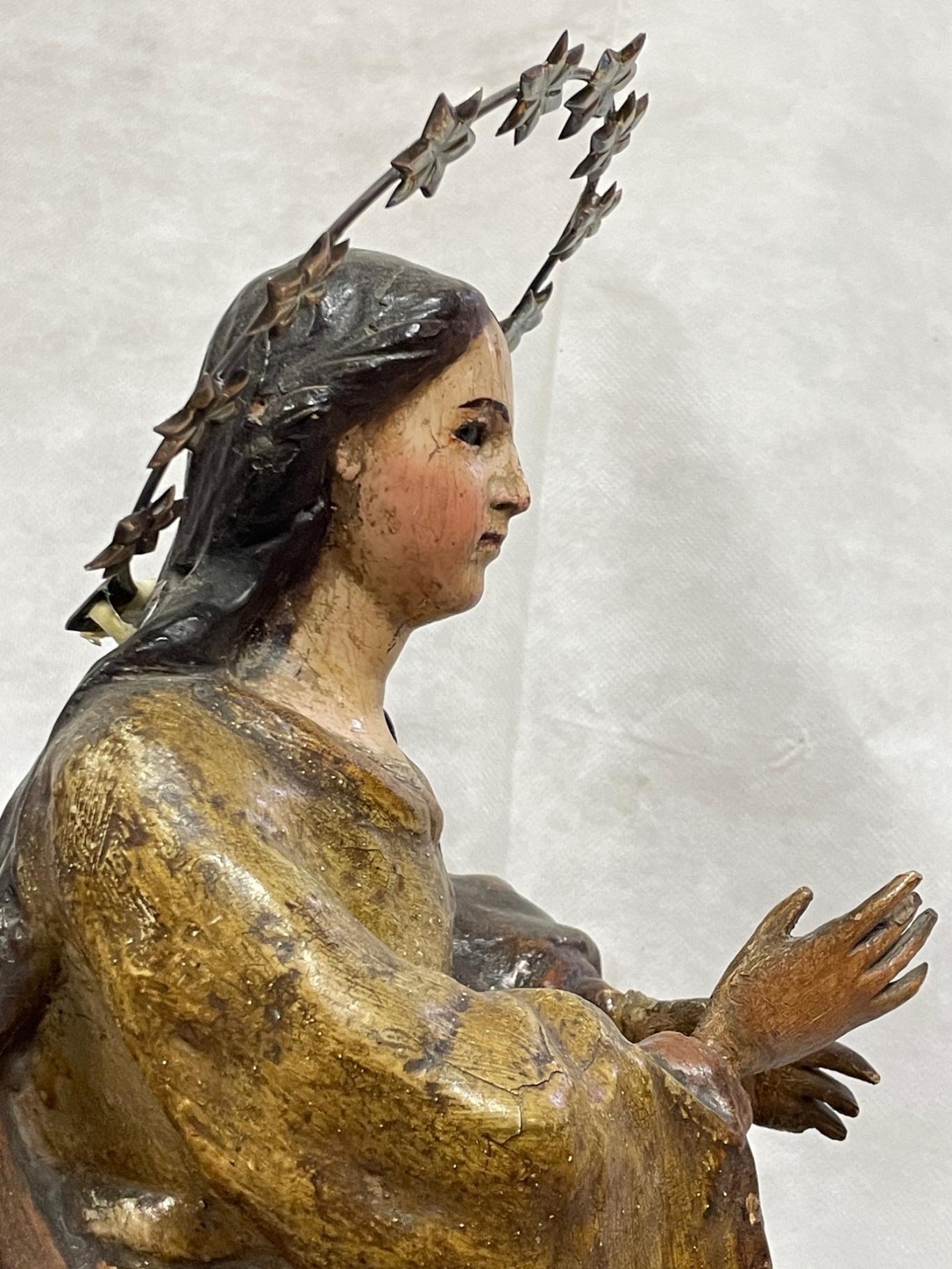 Talla de la Inmaculada Concepción de perfil antes de la restauración