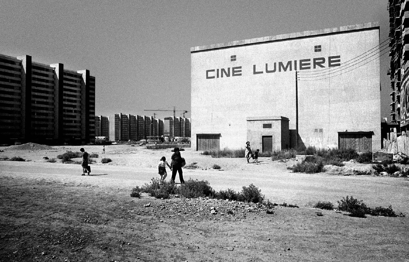 Vista de una ciudad periférica con un cine que se llamara Lumiere