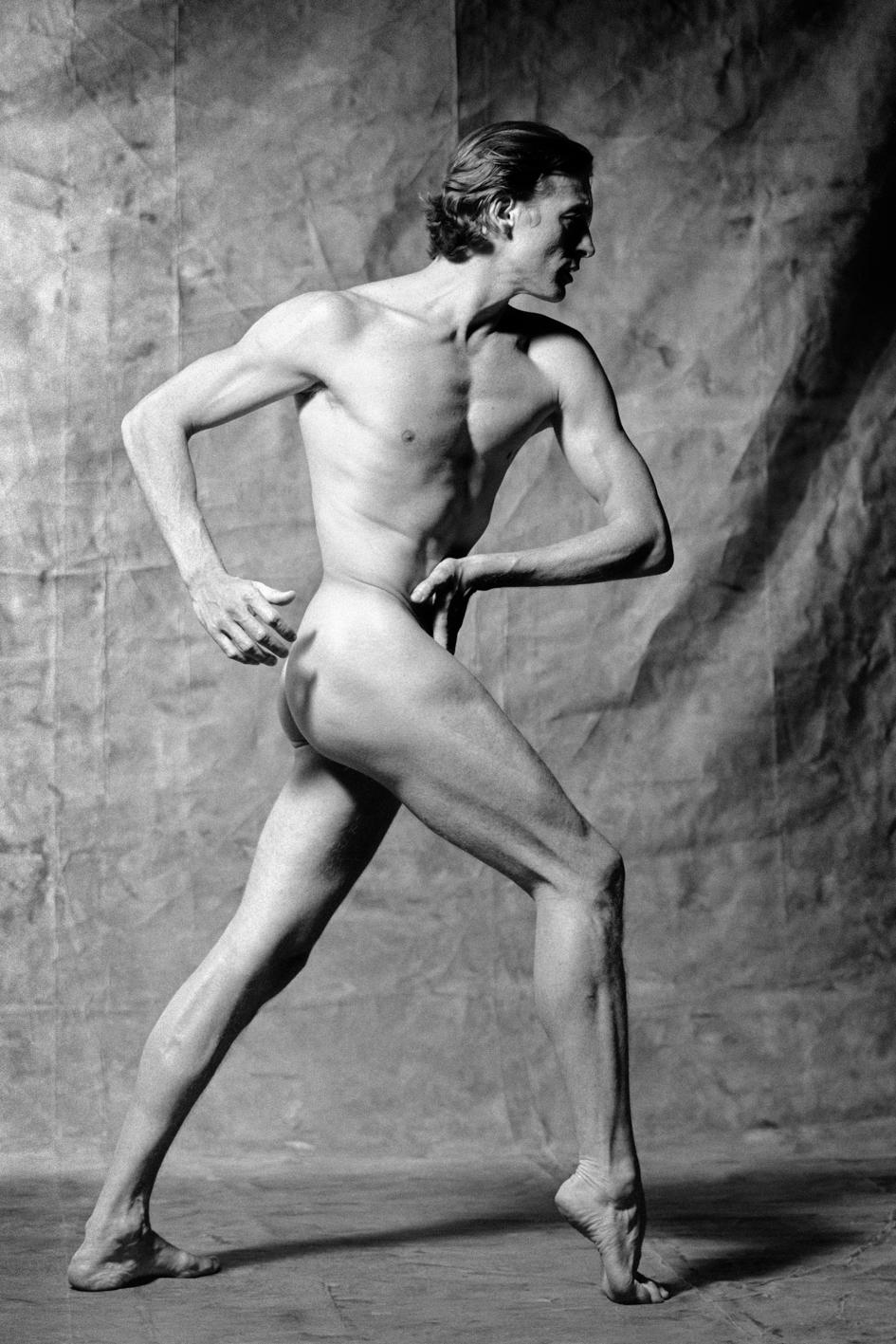 Hombre desnudo posando como una estatua griega