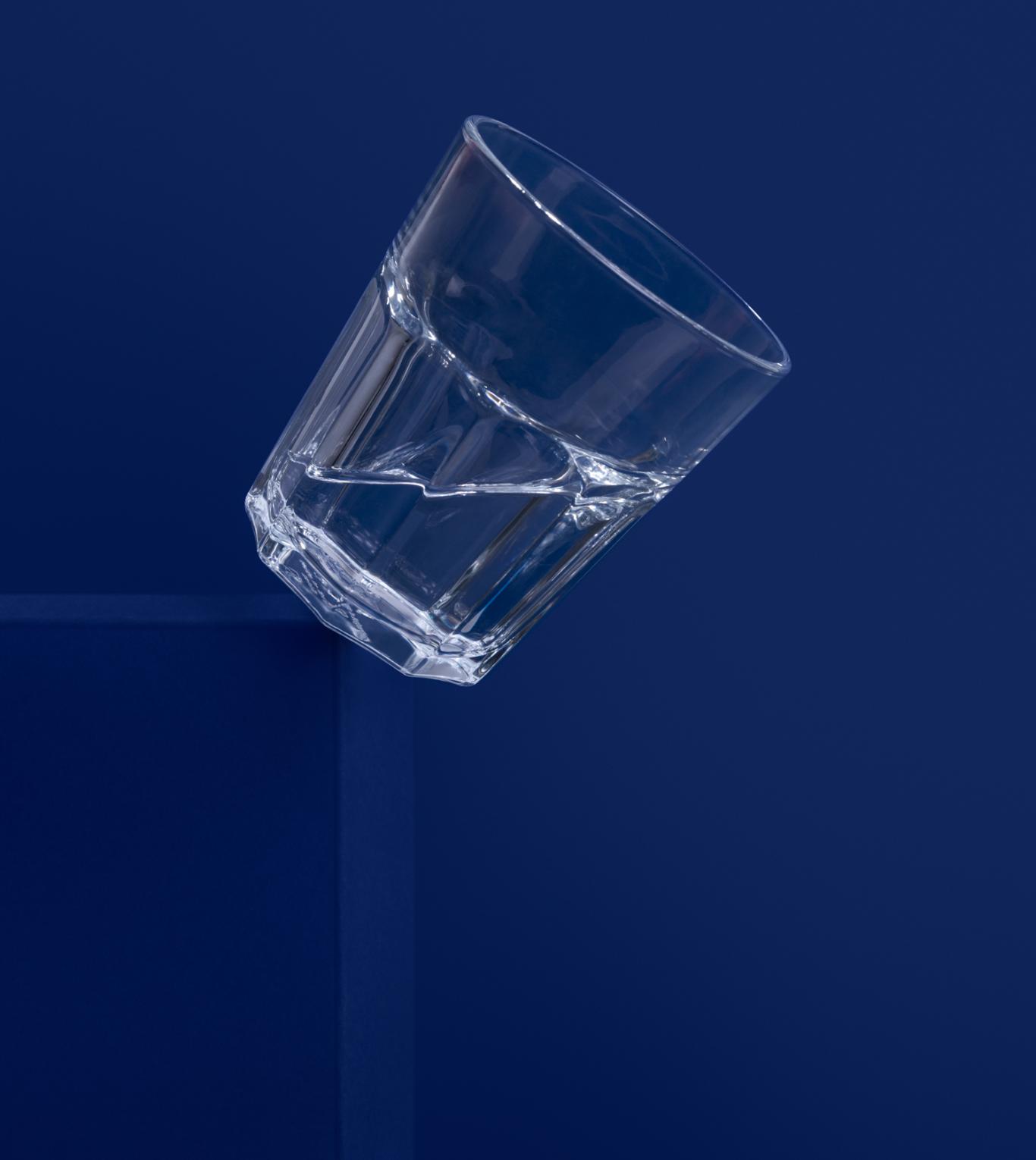 Vaso de agua sobre fondo azul