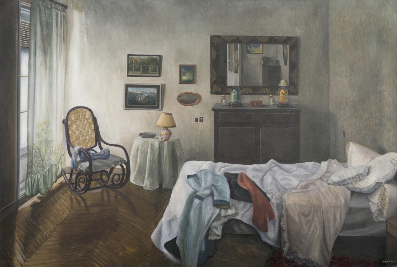Pintura de un dormitorio donde se ve una cama sin hacer, una cómoda con lámpara y espejo y una mecedora al fondo