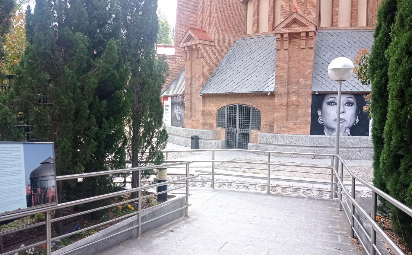 Acceso a una sala de exposiciones con una rampa