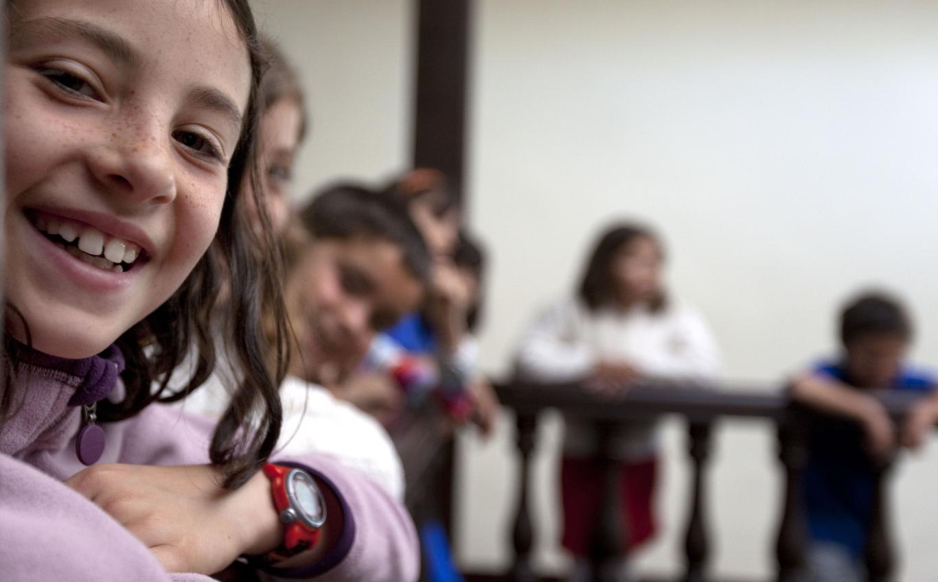 Niños asomados a un balcón