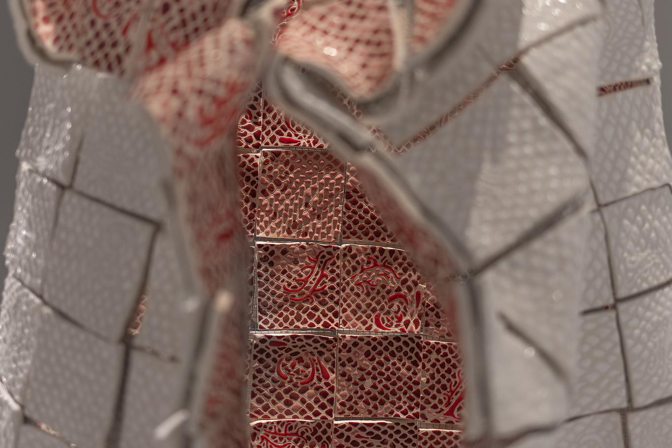 Escultura hecha con fragmentos de cerámica y alambre cosidas como si fuera un textil